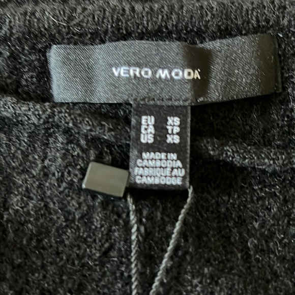 Vero Moda  NWT  Simone V-neck Ruffle Blouse   Long sleeve. Bell at ends  Size XS - Picture 2 of 11